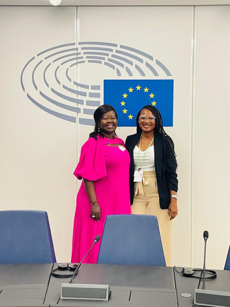 Vida with a delegate from Guinea at the European Parliament.